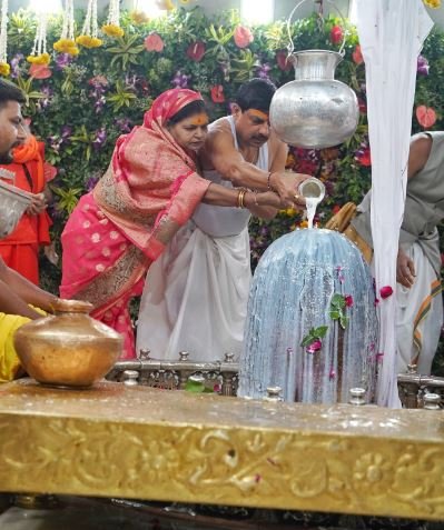 बाबा महाकाल के दर पर पहुंचे CM मोहन यादव, सपरिवार किया दर्शन-पूजन