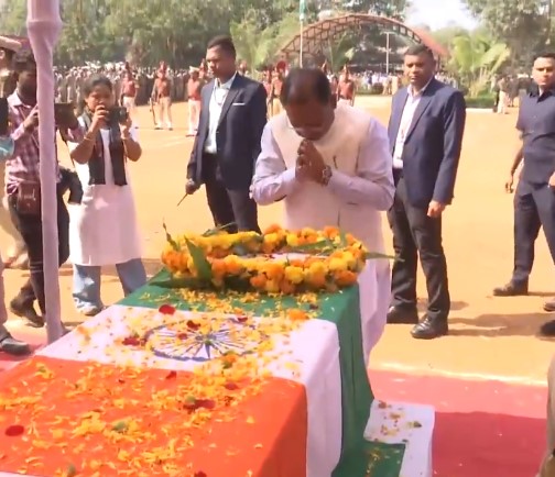 Bijapur Naxalite attack : सीएम साय ने शहीद जवानों को दी श्रद्धांजलि, शोक संतप्त परिजनों को बंधाया ढांढस…